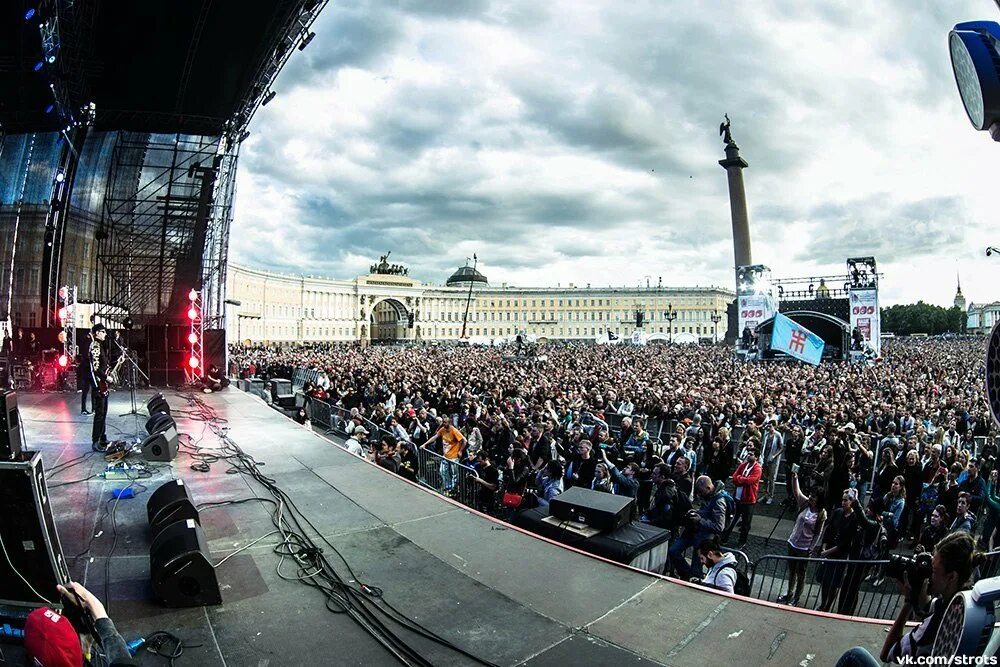 Дворцовая площадь в Санкт-Петербурге концерт. Концерты в СПБ Дворцовая площадь. Концерт рок Санкт-Петербург Дворцовая площадь 2016. Концерт на Дворцовой площади.