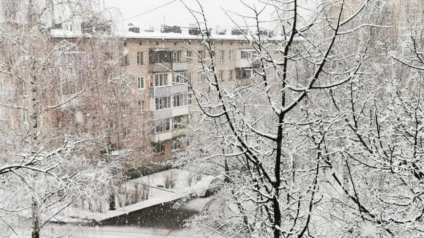 В апреле выпадет снег. Снегопад в Москве. Снегопад в марте. Снег в апреле. Снег в России.