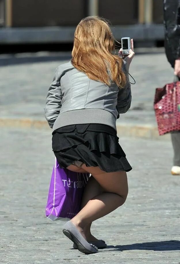 Looking up skirt. Девушки на корточках в юбке. Элизабет олсен ветер задрал платье. Короткие юбки и ветер. Короткоеплатьезадролось.