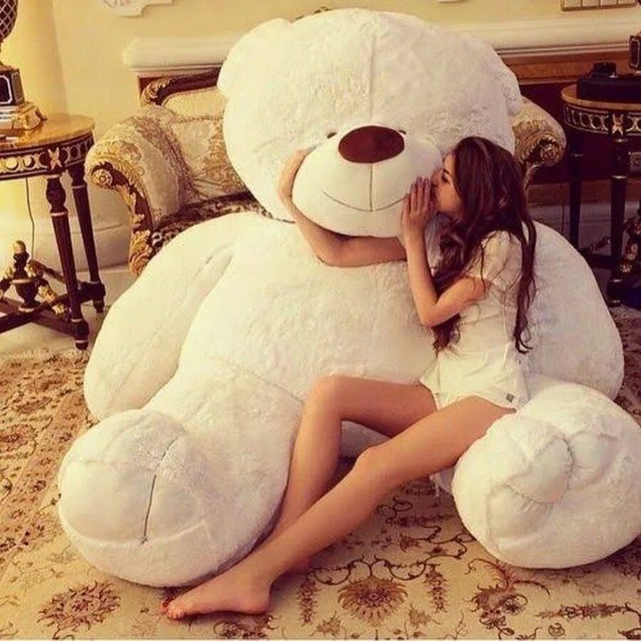 Девушки любят мягких. Девушки любят мягких. Девушка с мягкой игрушкой фотосессия. Девушка с мишкой. Юлианна кларен.