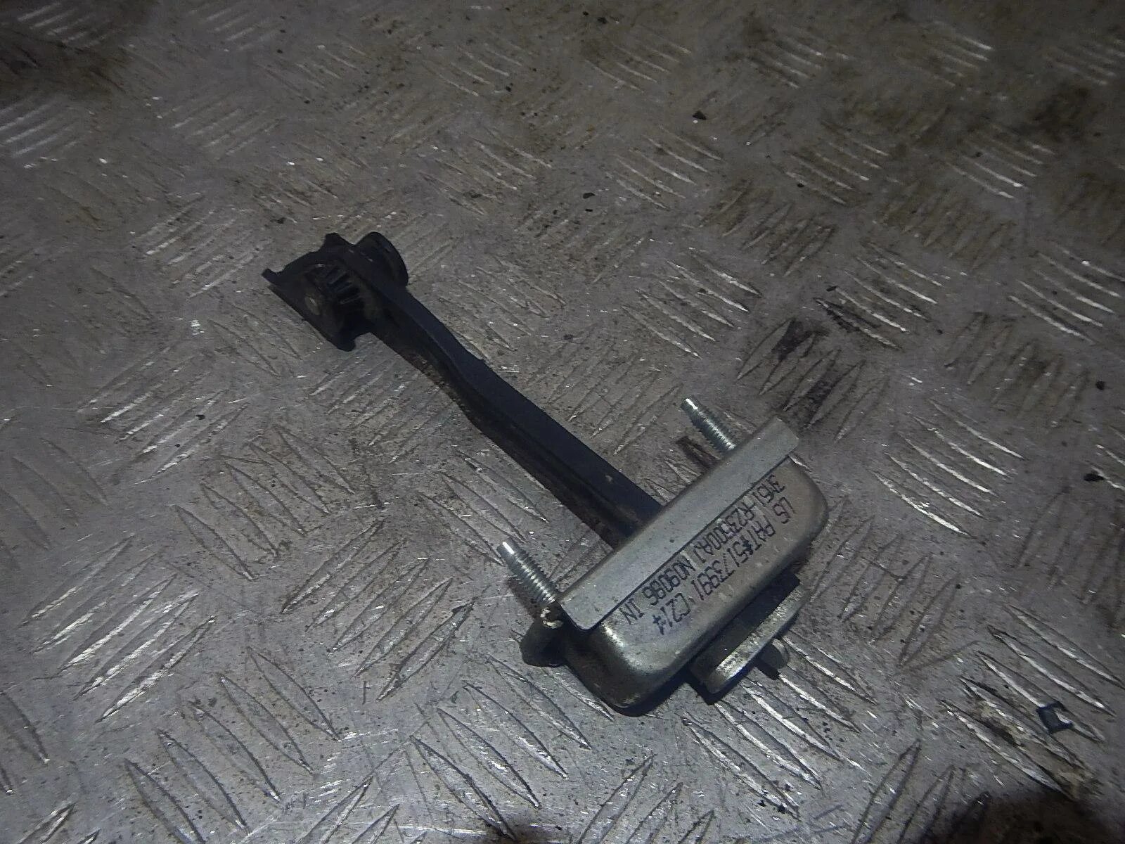 Ограничитель двери форд куга 2. Ограничитель двери фокус 2. Ограничитель двери фф2 перед. Ограничитель двери форд куга 2. Ограничитель двери передний левый форд фокус 2 комплект.