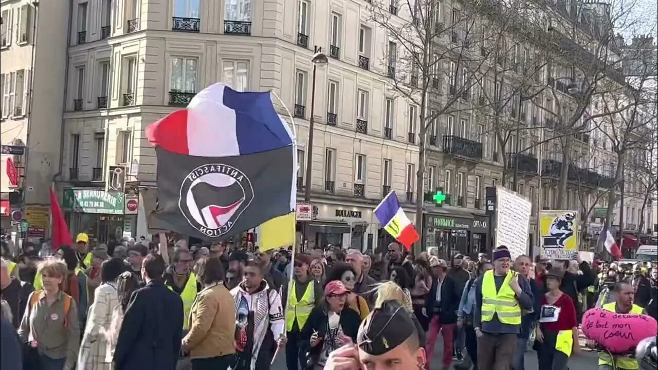 Париже сейчас день. Париж сейчас 2022. Манифестация. Manifestation Paris.