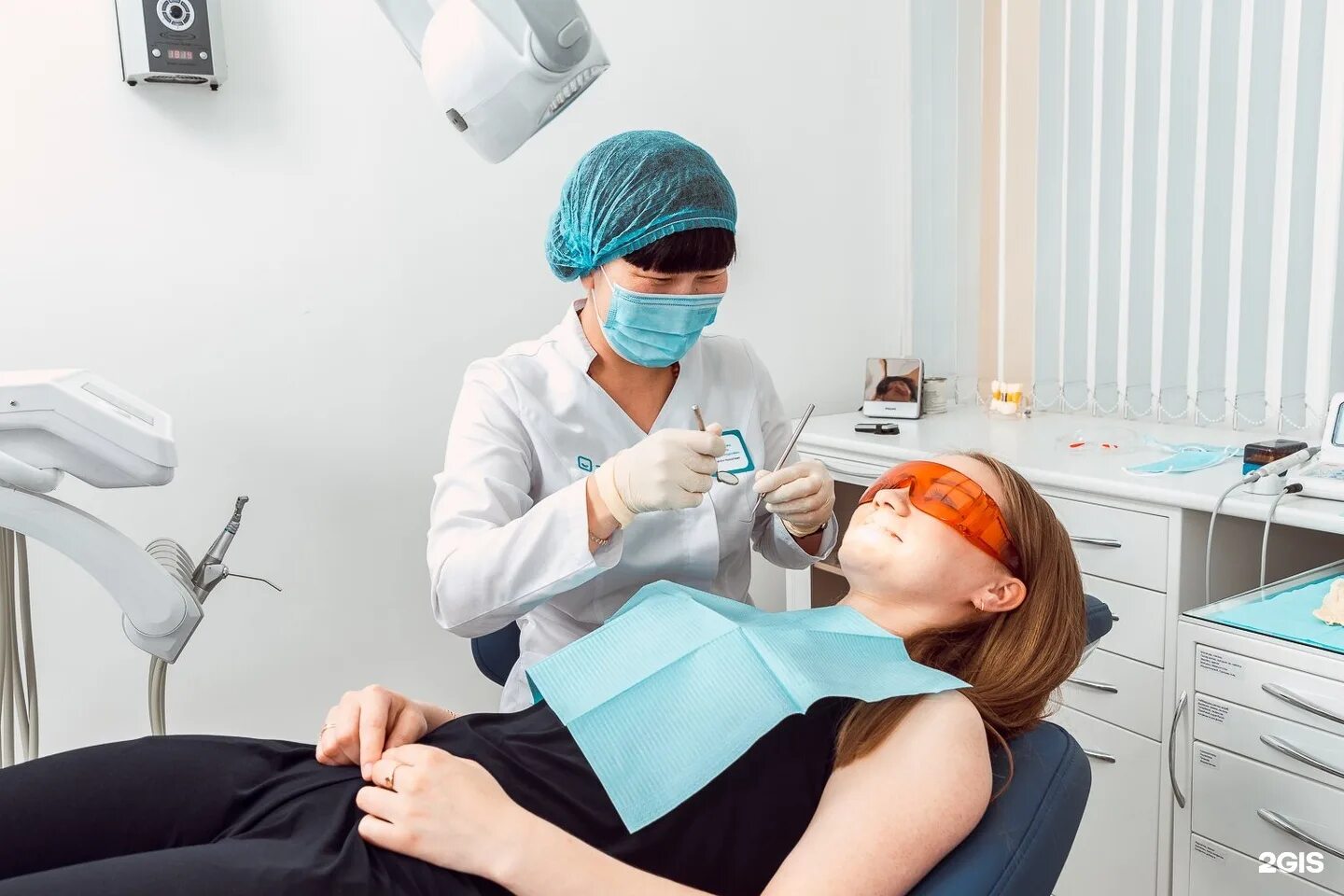 Вставление зубов можга. Покрывной протез с опорой на имплантаты. Протез на 2 имплантатах на нижней челюсти. Вставить зубы улан удэ. Отбеливание зубов акция.