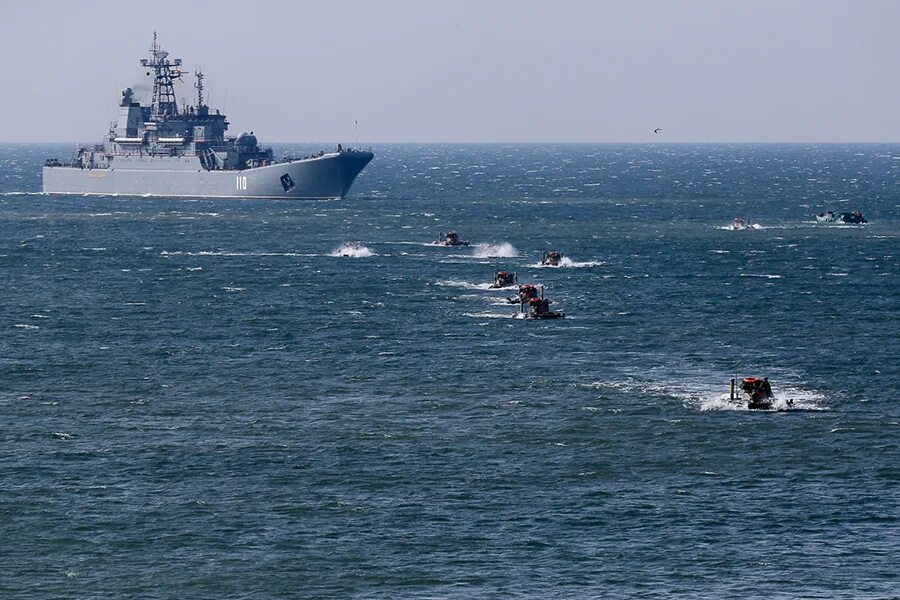 Высадка море. Морская пехота Каспийской флотилии в Дагестане. Морская Авиация Каспийской флотилии. Высадка морского десанта. Береговые войска ВМФ России.