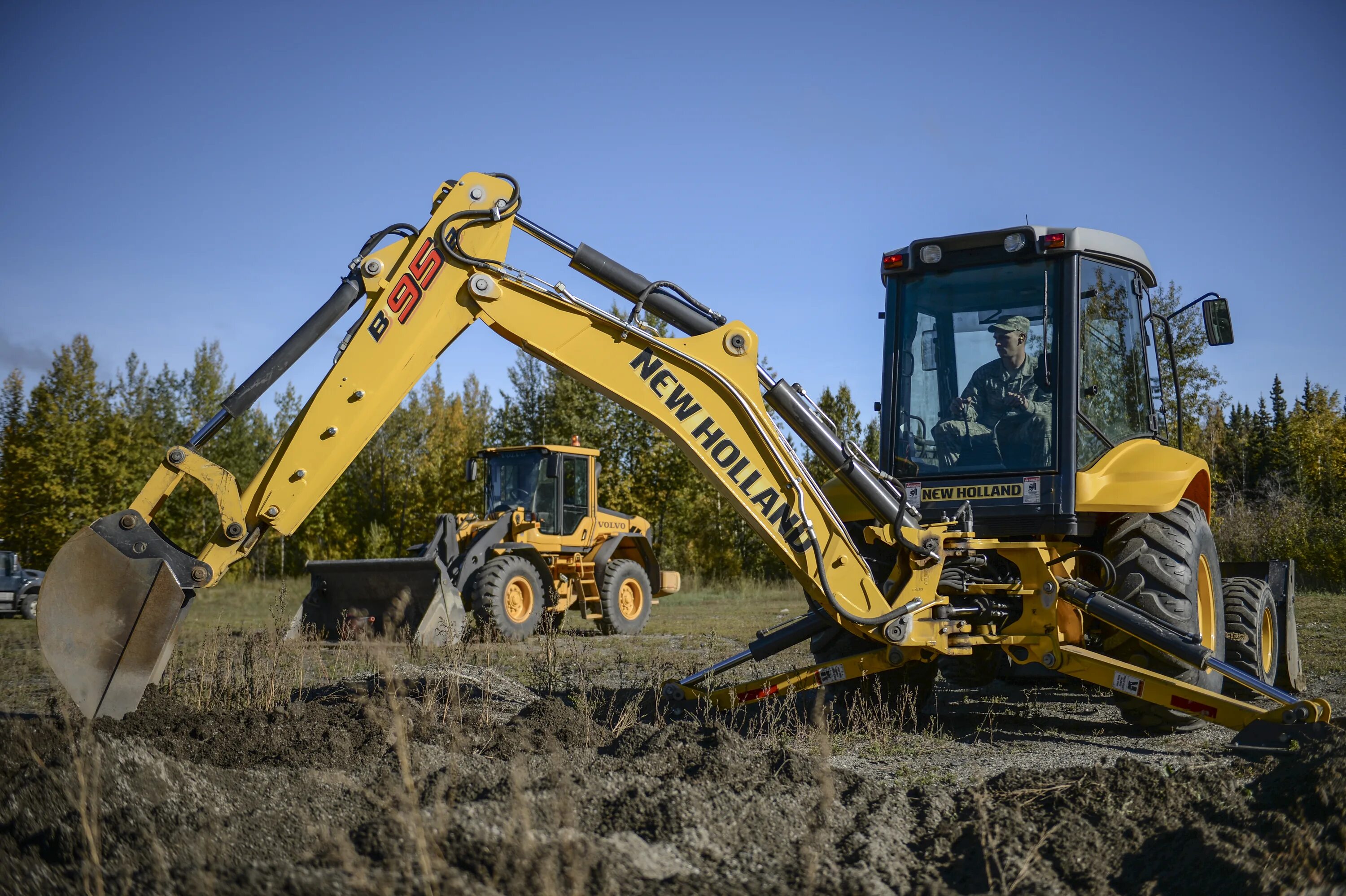 Как работает экскаватор видео. Ковш для экскаватора new holland. экскаватор землеройная машина. bull hd100 экскаватор погрузчик. землеройные строительные машины.