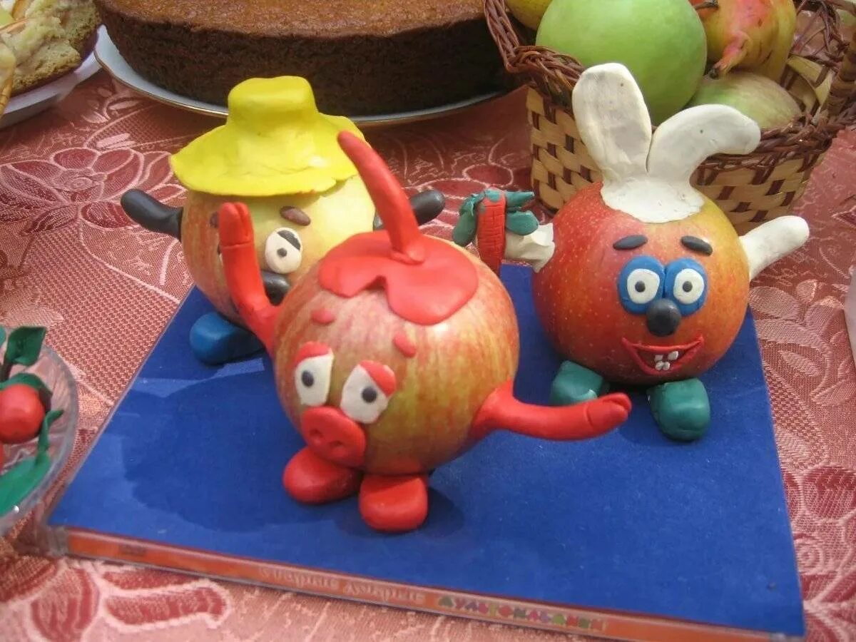 Название поделок из овощей и фруктов для выставки. Экспозиция из овощей. Осенние поделки из овощей. Кролик из капусты поделка фото. Оригинальные поделки из капусты.