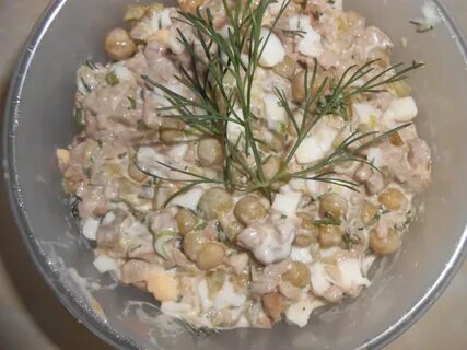Печень трески с соленым огурцом