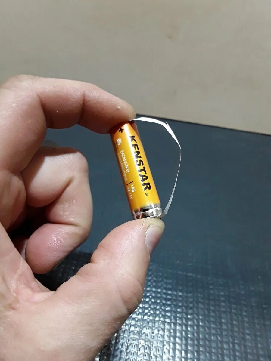 Сбежал с помощью батареек и соли. Анодирование при помощи батарейки. Батарейка в аквариуме от бороды. Сбежал с помощью батареек и соли. Батарейки в воде.