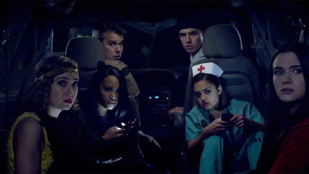 Ужасы поехали. Ужасы про путешествие компанией. Фильмы ужасов про компанию друзей которые поехали отдыхать. Джек блэк в фильме ужастики. Ужасы про молодёжь на отдыхе современные 2018-2019.