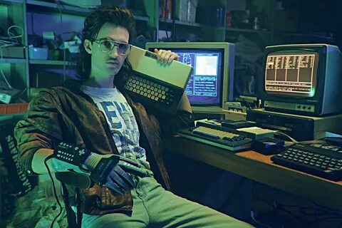 Хакермен из фильма Kung Fury в перчатке Power Glove 