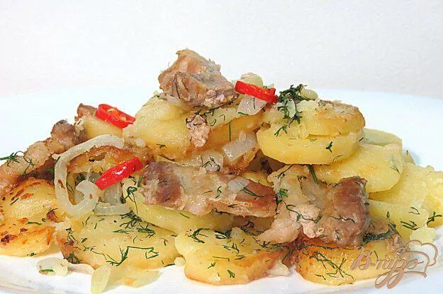 Картошка с грудинкой в духовке. Казан кебаб с ребрами свиными. Жареная картошка на сковороде. Картошка с грудинкой в духовке. Картошка с грудинкой на сковороде.