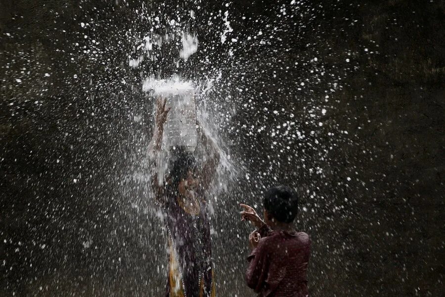 During rain. Струи дождя. Под струями дождя. Девушка в струях дождя. Индианки под дождем.