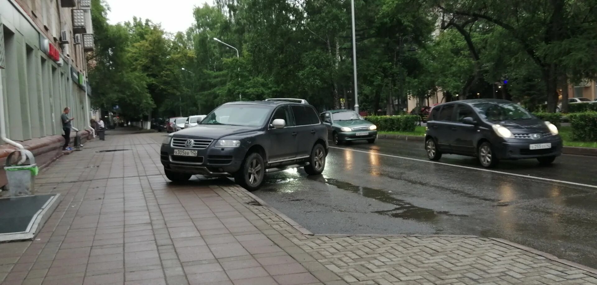 Парковка на тротуаре куда отправить. Неправильная парковка машин. Разрешена парковка на тротуаре. Чудеса парковки. Борьба с автохамами парковка.