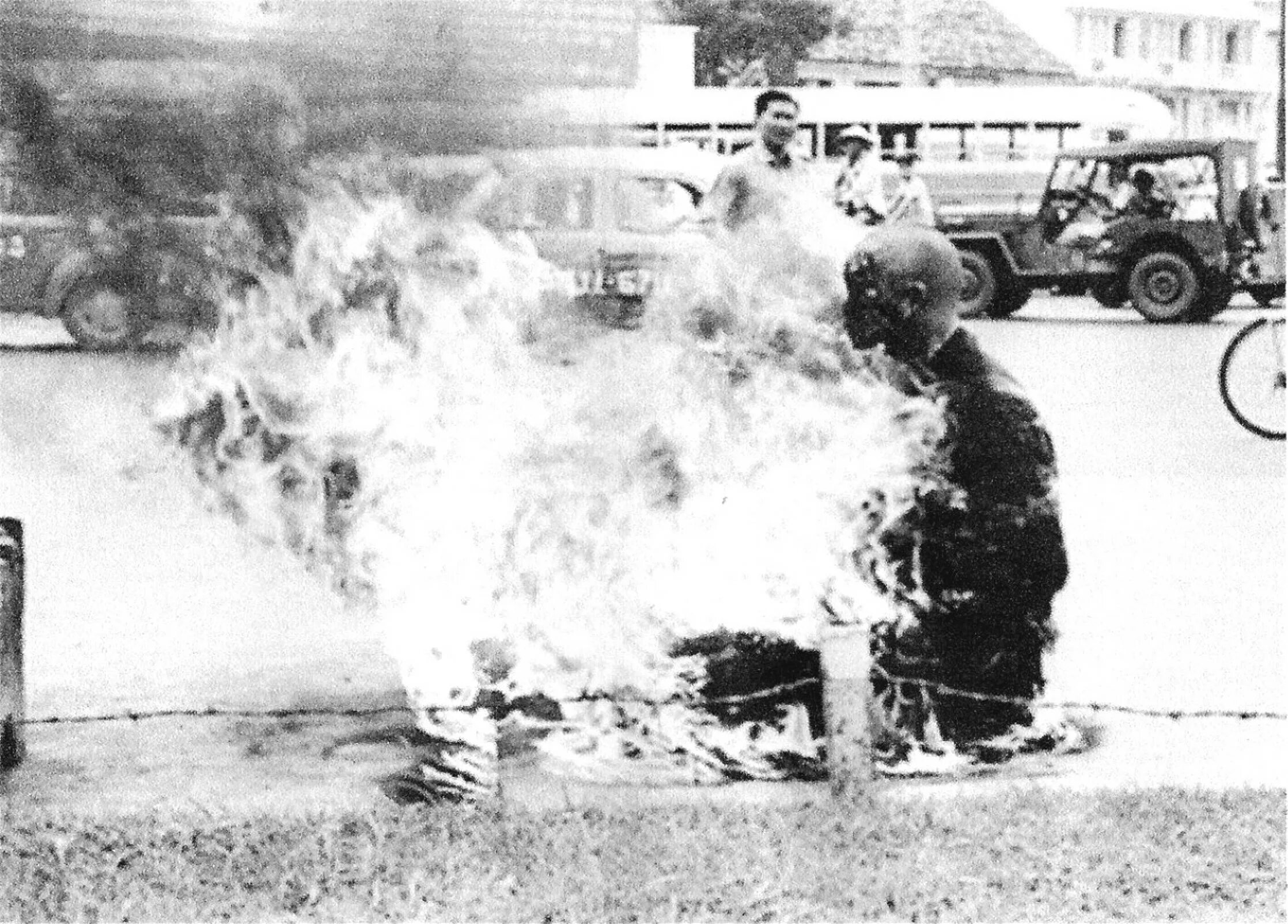 Монах горит. Самосожжение монаха вьетнам 1963. самосожжение монаха малкольм браун 1963 год. самосожжение буддийский монах 1963 год. самосожжение монаха вьетнам.
