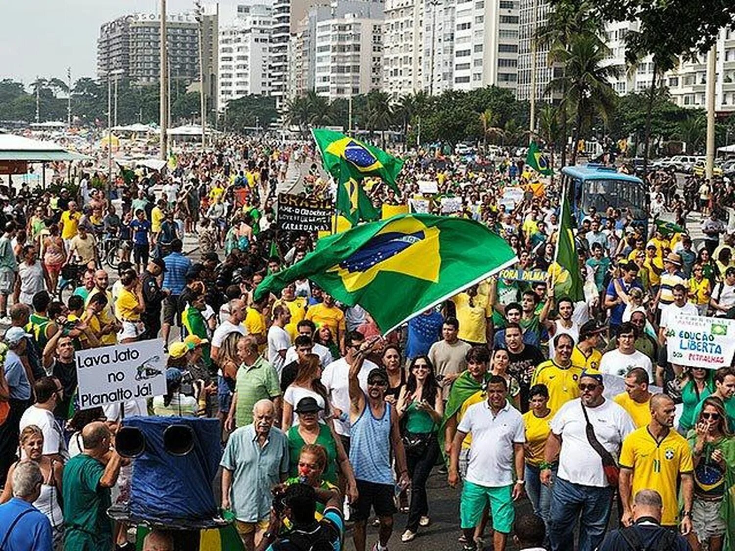 численность расовый и этнический состав бразилии. жители бразилии. болельщица бразилии copa america. расовые группы бразилии. бразилия население национальный.