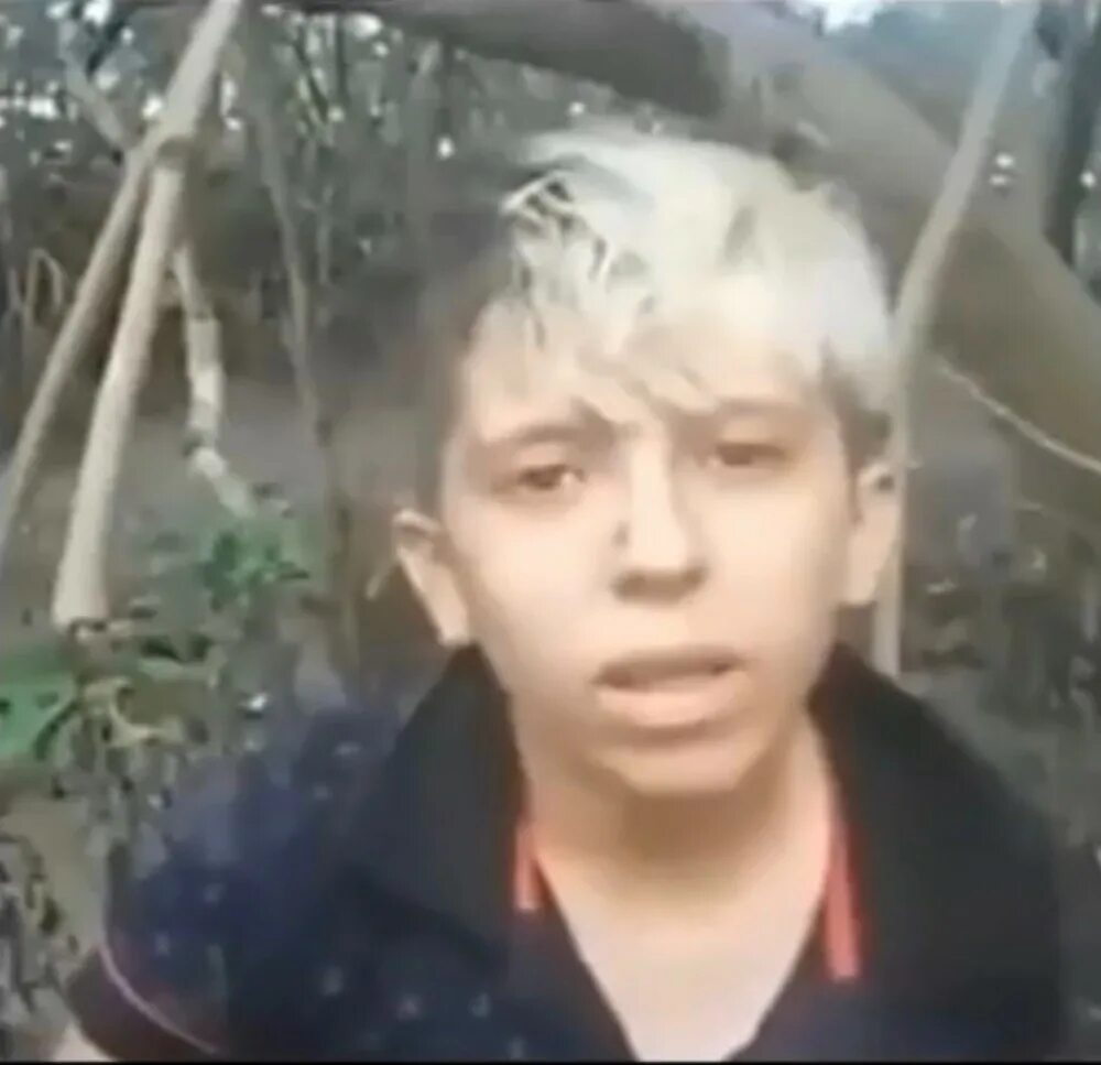 Пацан украл кроссовки в бразилии. Пацан из бразилии. мальчик который воровал кроссовки в бразилии. вьетнамский мальчик.