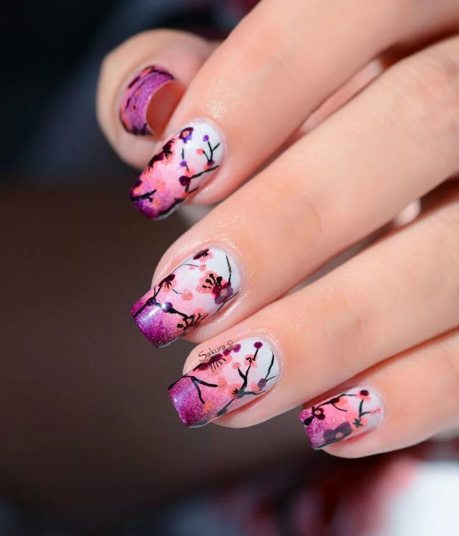 Дизайн ногтей сакура. Сакура Нэилс. Цветы на ногтях. Маникюр с рисунком. Сакура на ногтях.