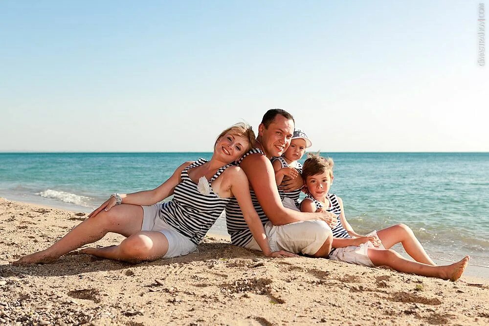 Фотосессия на море. Семья на море. Море пляж семья. Семья на пляже.