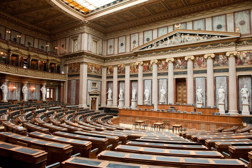 Высший орган парламента. Здание парламента (Вена). Здание парламента Австрии. Парламент Вена Австрия. Зал парламента Австрии.