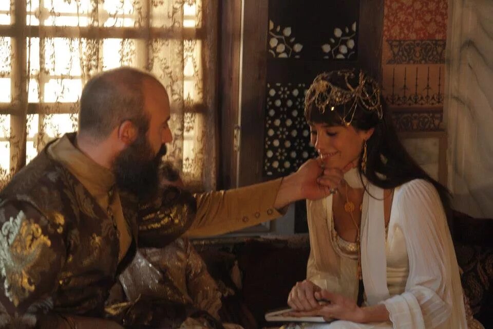 султан сулейман и фирузе. фирузе хатун и султан сулейман. любил ли сулейман фирузе. фирузе и сулейман. султан сулейман и фирузе.