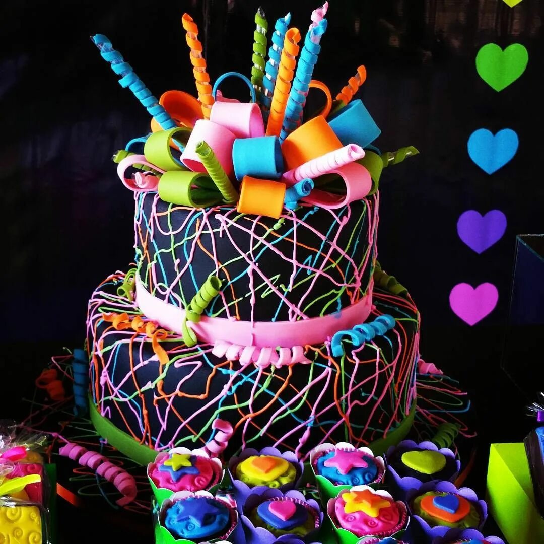 Цветное день рождения. Яркий торт. Праздничный тортик. Яркий торт для девочки на вечеринку.