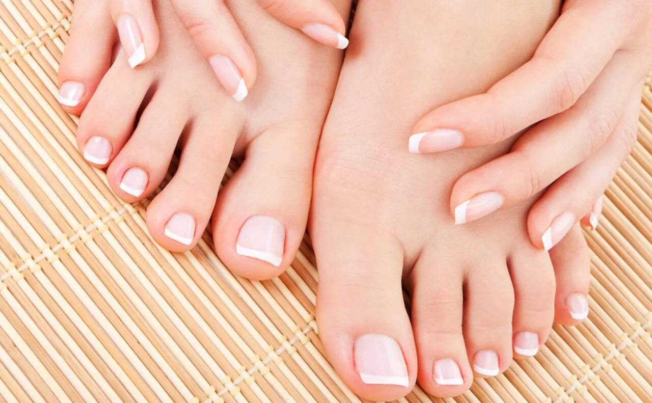 Педикюр грибковых ногтей. Красивые ногти на ногах. Педикюр. Красивые пальцы ног. Женский педикюр.