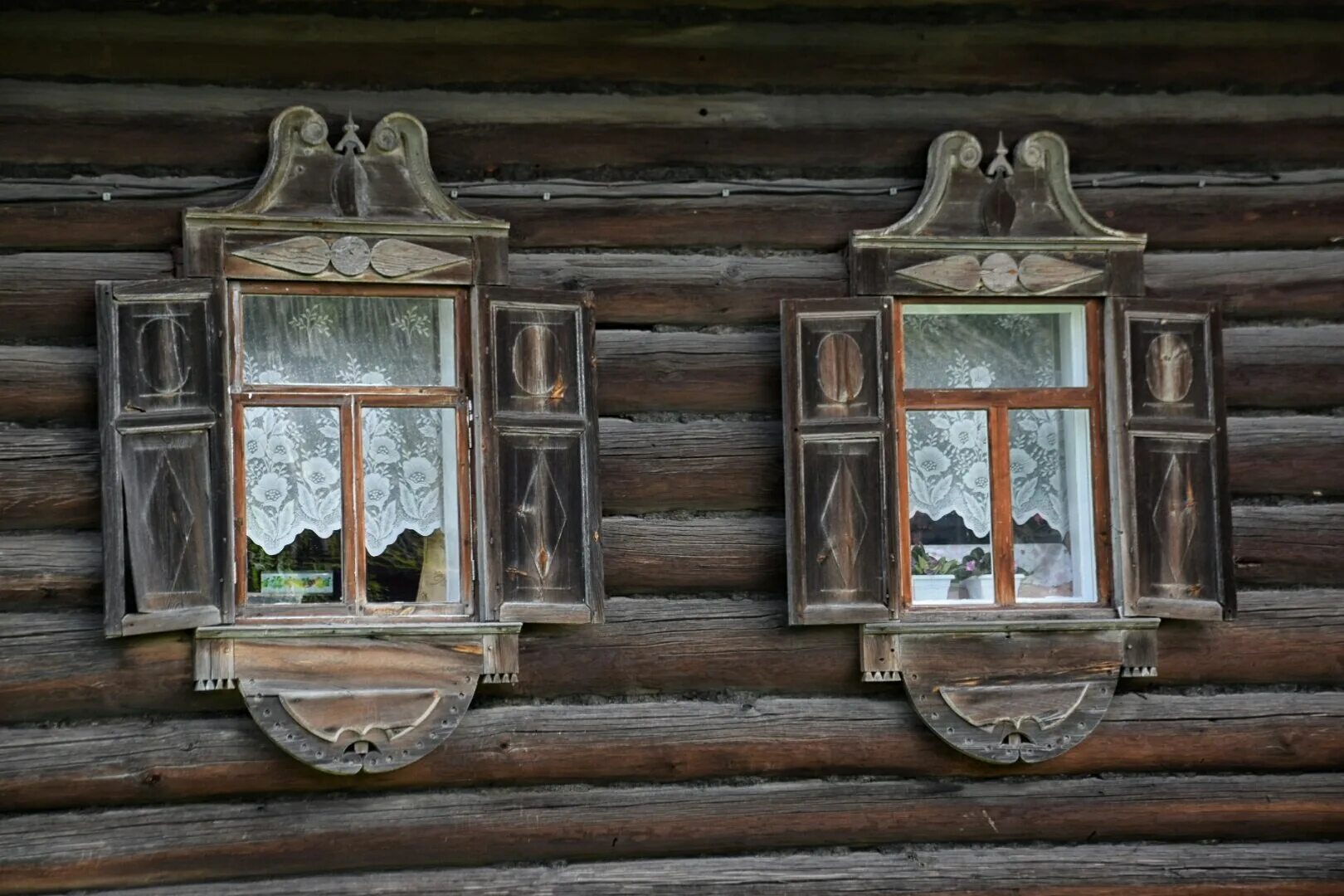 Деревенское окно. Слюдяные окна. Окно в избе. Окна 19 века