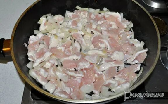 Pannfisch. Курица с луком. Филе с луком. Курица на сковородке с луком. Филе бедра с овощами на сковороде.