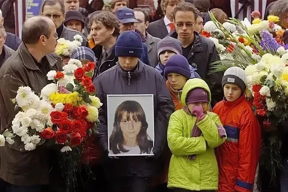 Похороны жертв теракта в москве. Норд-ОСТ теракт на Дубровке. Норд ОСТ похороны погибших.