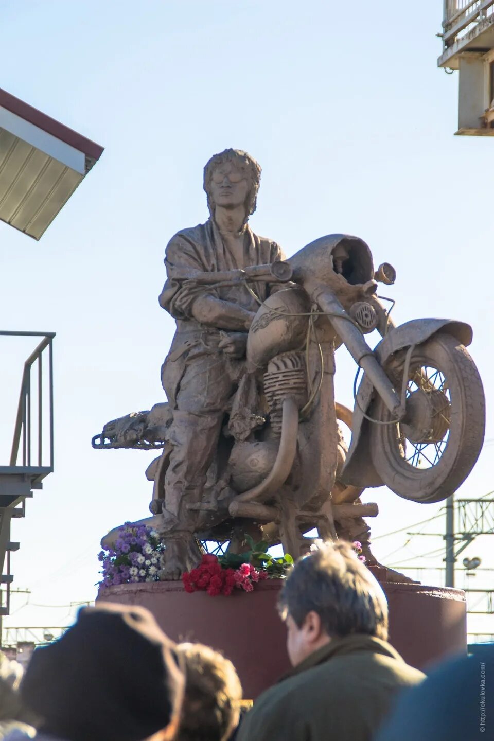 Где установлен памятник цою. Памятник цою в окуловке. памятник цою на мотоцикле в окуловке. памятник цою в окуловке новгородская область. памятник виктору цою.