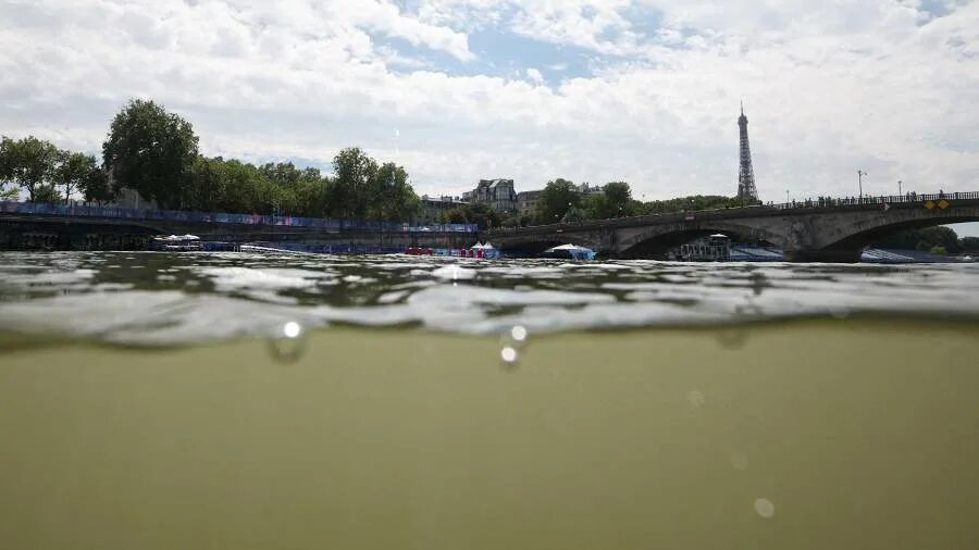 Река сена. Co2 olympic pollution. Вода в сенне. Река сена в париже. Вода в сенне.