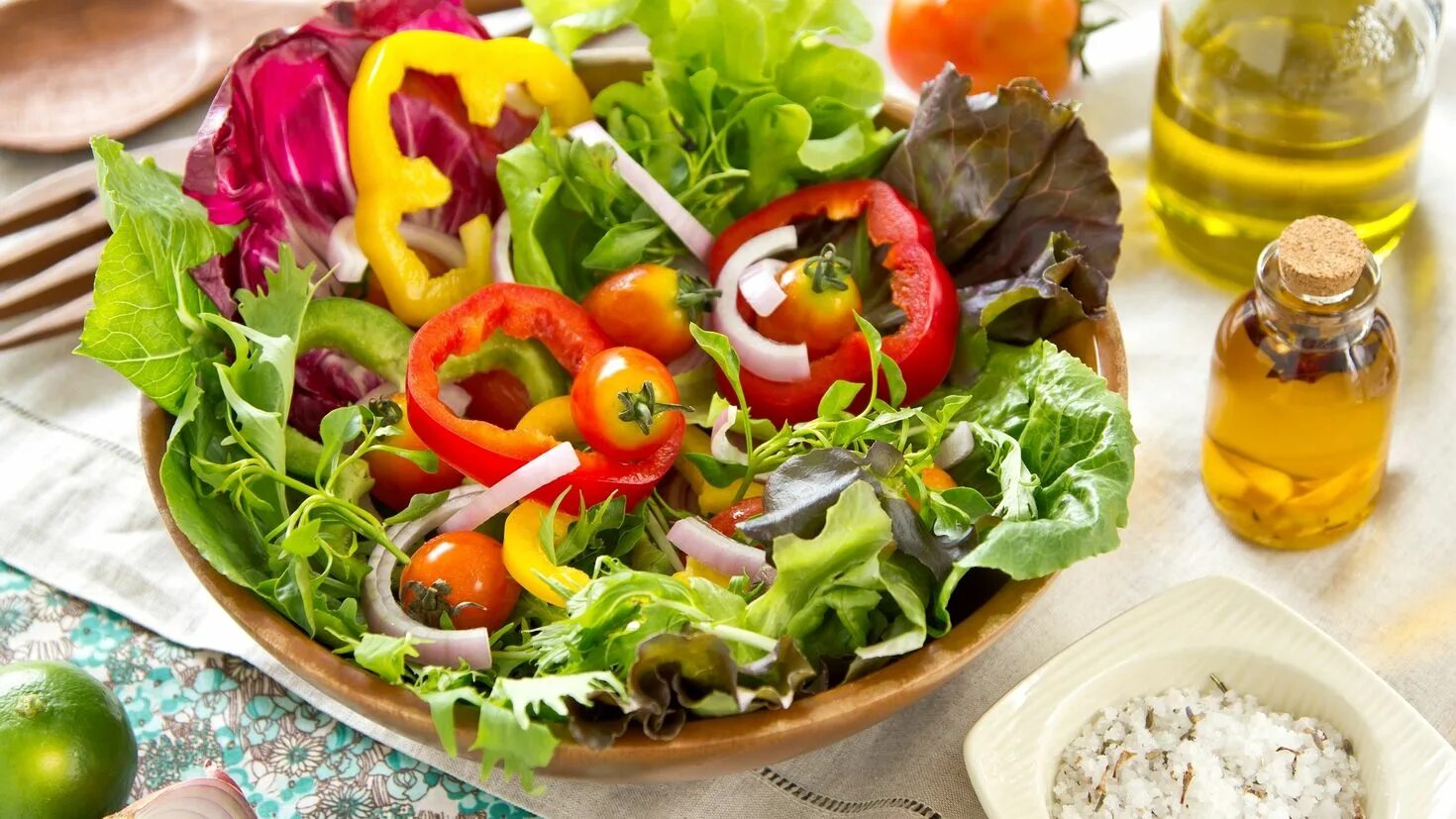 Салат с маслом растительным. Средиземноморская кухня. Салаты. Салат метелка. Оливковое масло для салатов.