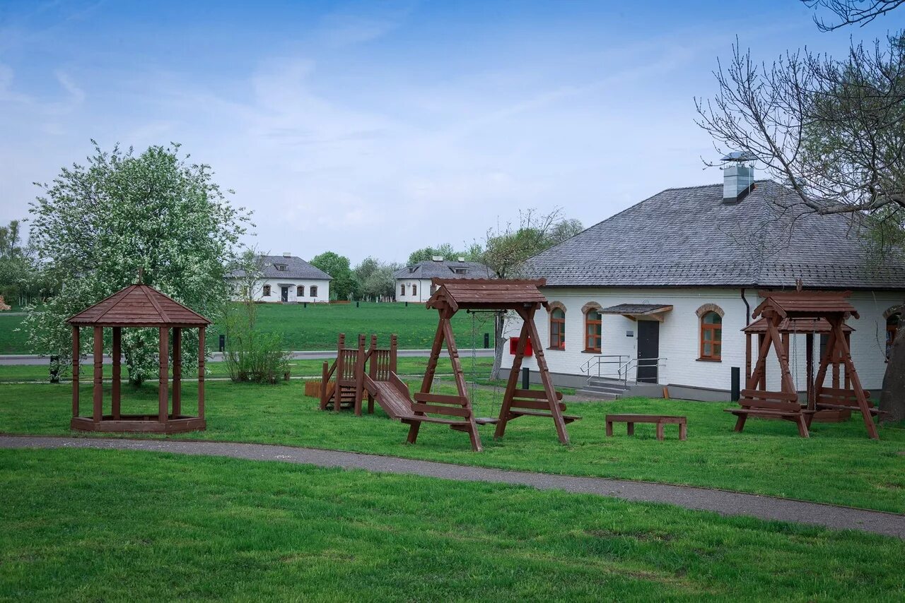 Дом в деревне в тульской. Музей-заповедник Куликово поле, деревня Моховое. Деревня Моховое Тульской области Куликово поле. Агапов дом Игнашкин дом этнографическая деревня Моховое. Гостевой дом Моховое Куликово поле.