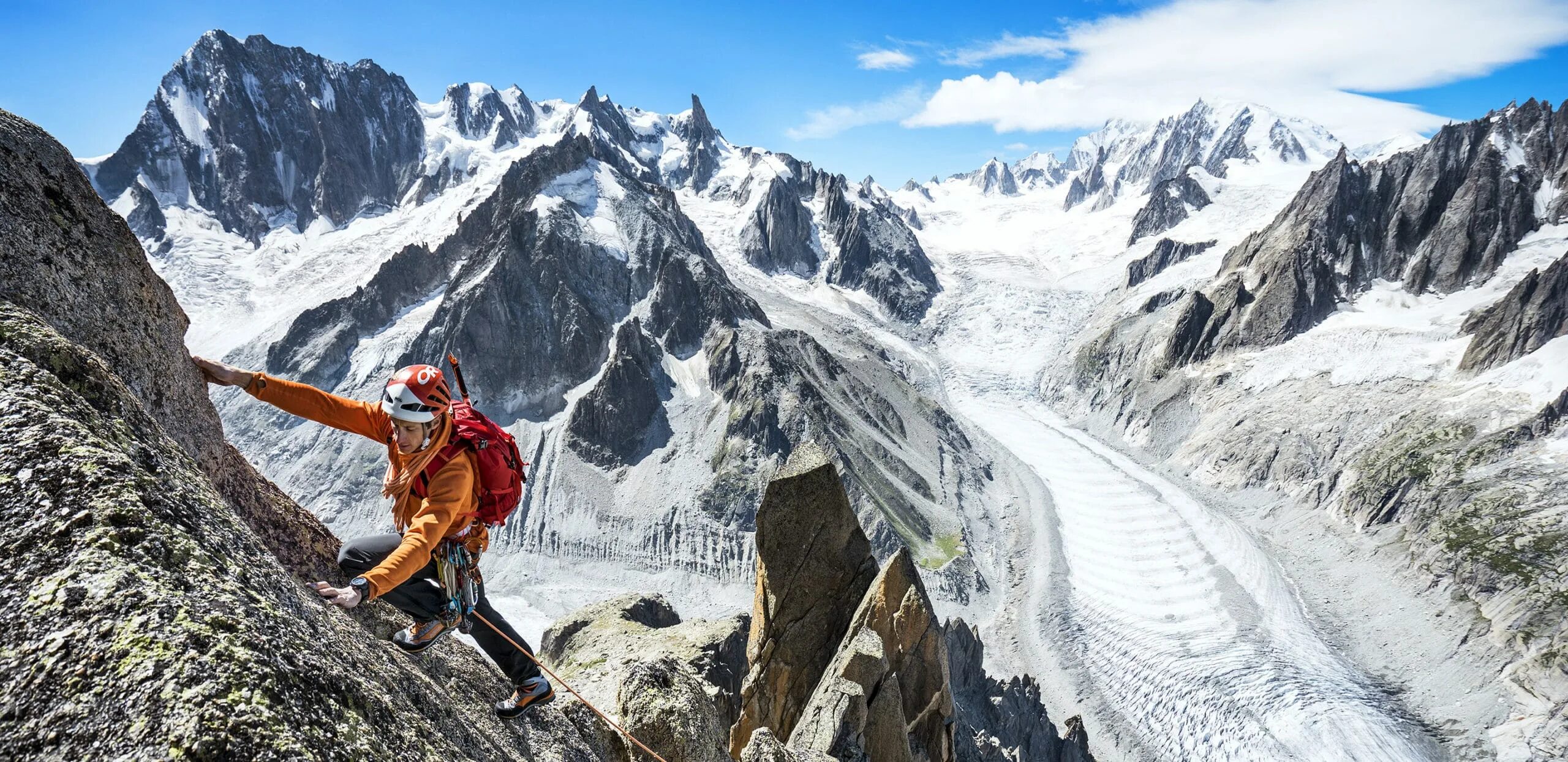 High mountain перевод. Альпинисты в горах. Горы для альпинизма в России. Спорт в горах. Альпинист на фоне гор.