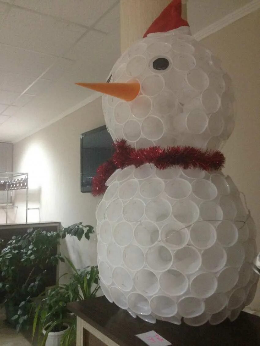 поделки на новый год из пластиковых стаканов. елочная игрушка из одноразовых стаканчиков. снеговик из однороразывых стаканчикав. поделки из пластиковых стаканчиков. снеговик из стаканчиков одноразовых маленький.