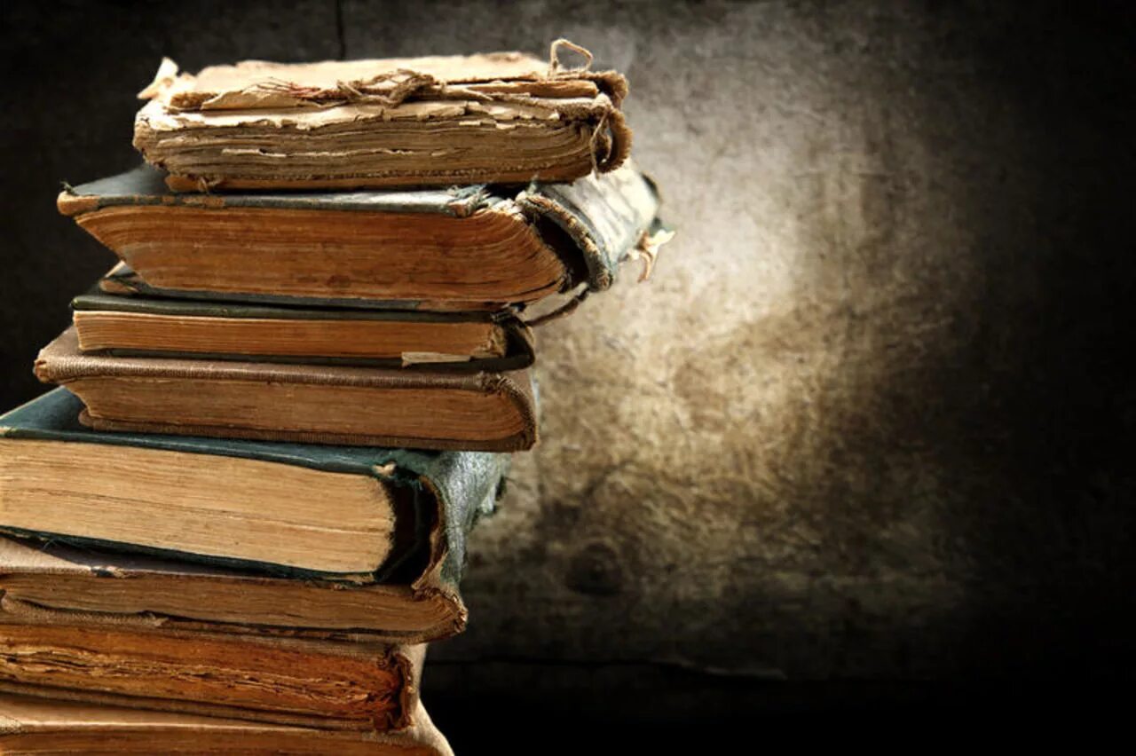 красивые книги. кни. раскрытая книга. стопка книг. читает книгу.