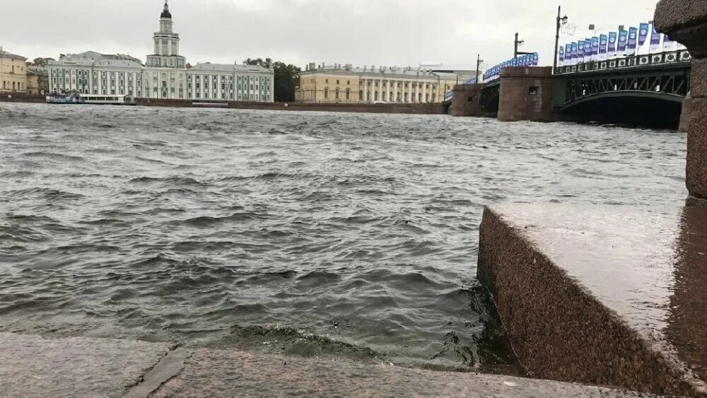 Нет воды спб сегодня. Наводнение на Неве в Санкт-Петербурге. Наводнений в Санкт-Петербурге 2006. Наводнение Питер 2005.