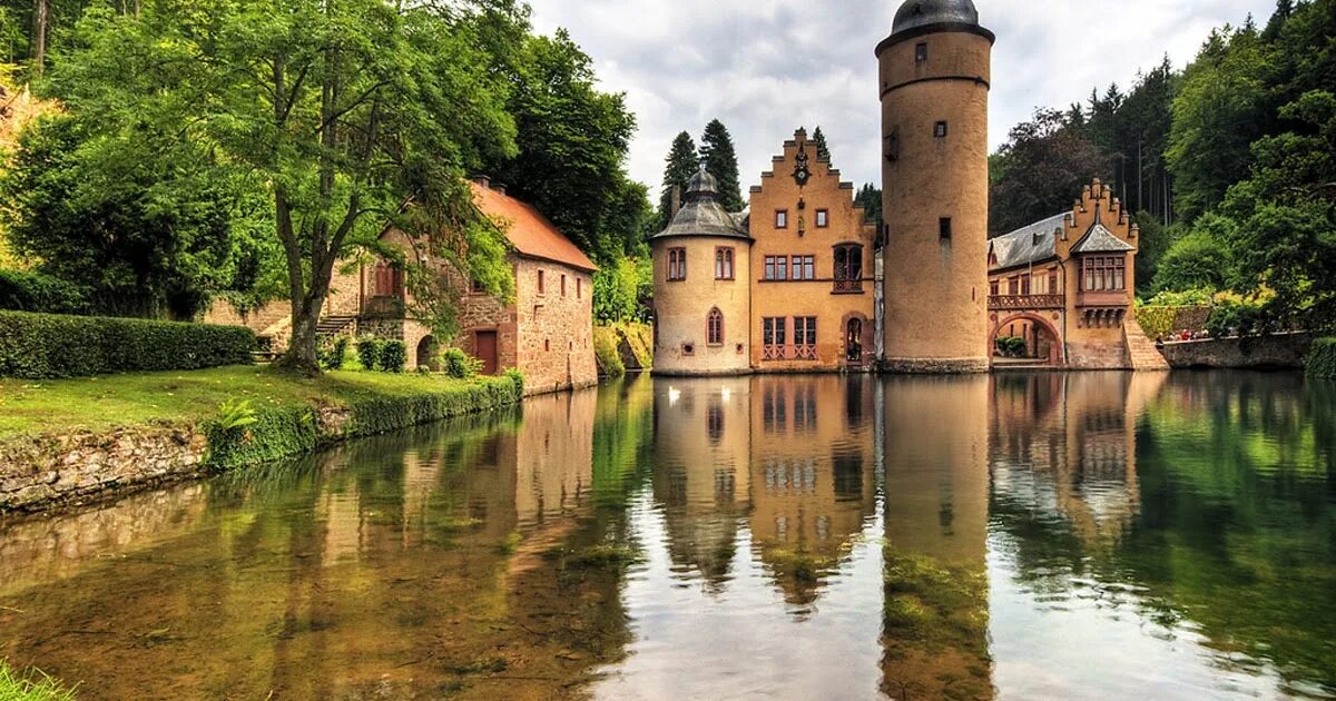 Castle place. Замок Визентау Бавария. Германия Бавария достопр. Меспельбрунн. Бавария Германия достопримечательности.