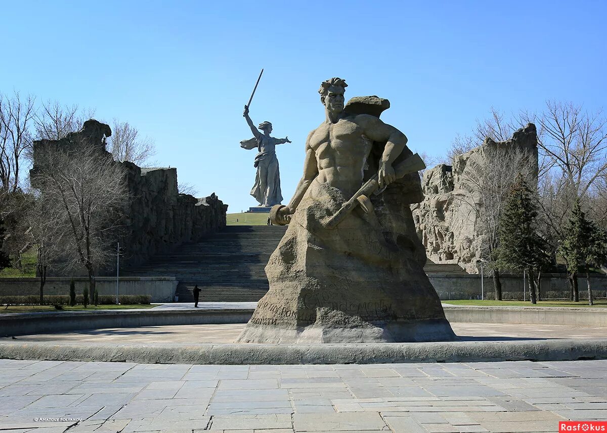 Волгоград памятники великой отечественной. Сталинградская битва памятник ансамбль на Мамаевом Кургане. Волгоград памятник ансамбль героям Сталинградской битвы. Памятник героям Сталинградской битвы на Мамаевом Кургане. Вучетич. Памятник-ансамбль «героям Сталинградской битвы».