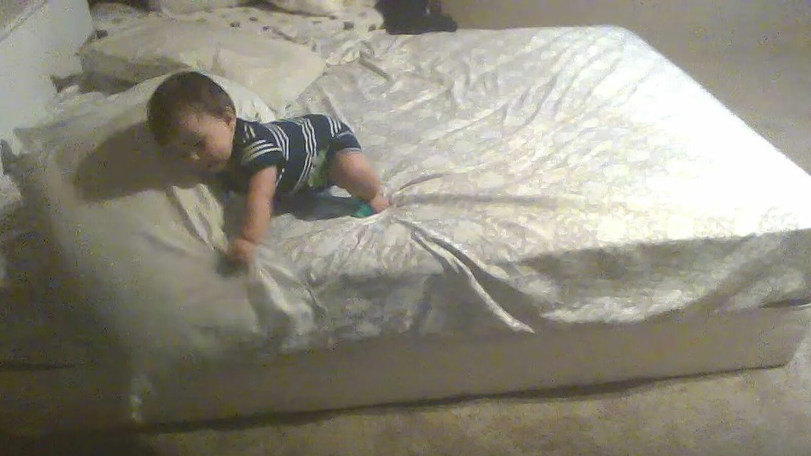 Слезает с дивана. Кровать для детей. Подушки падают с кровати. Упавшая кровать.