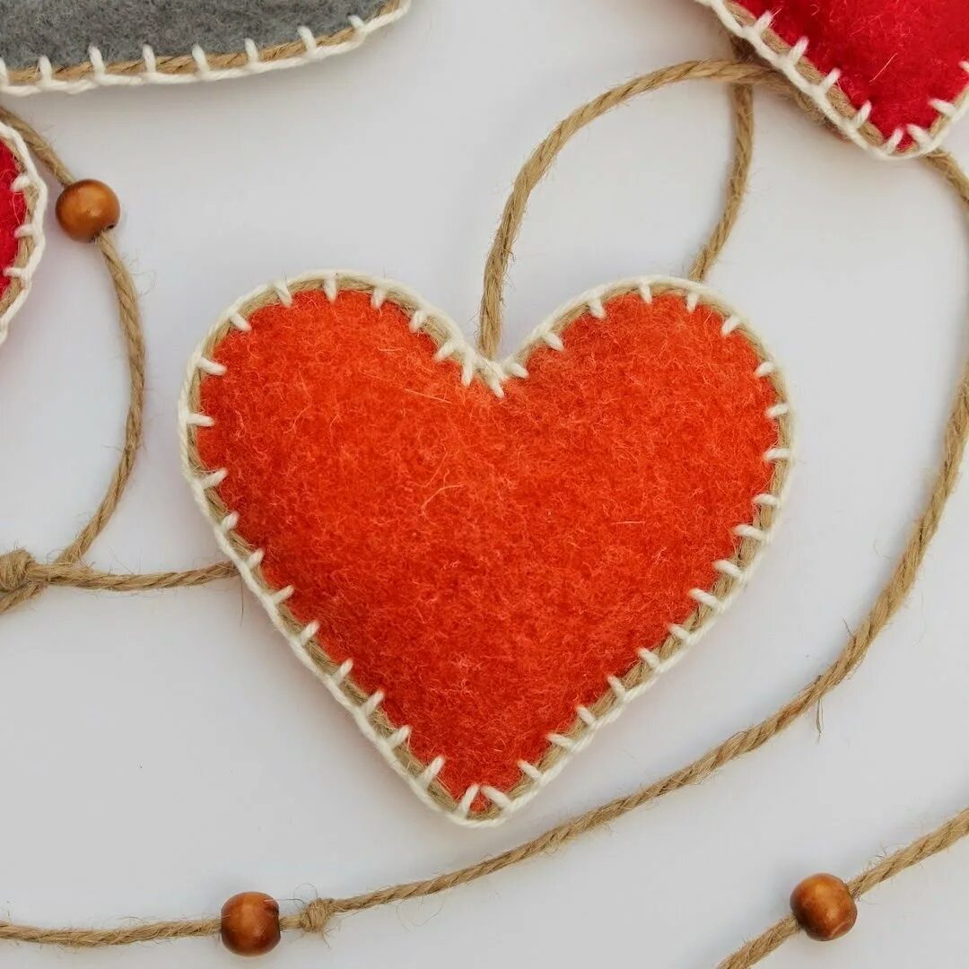 Игрушки из фетра сердечки. Сердце из фетра. Сердце из фетра. Сердечки из фетра. Поделки из фетра.