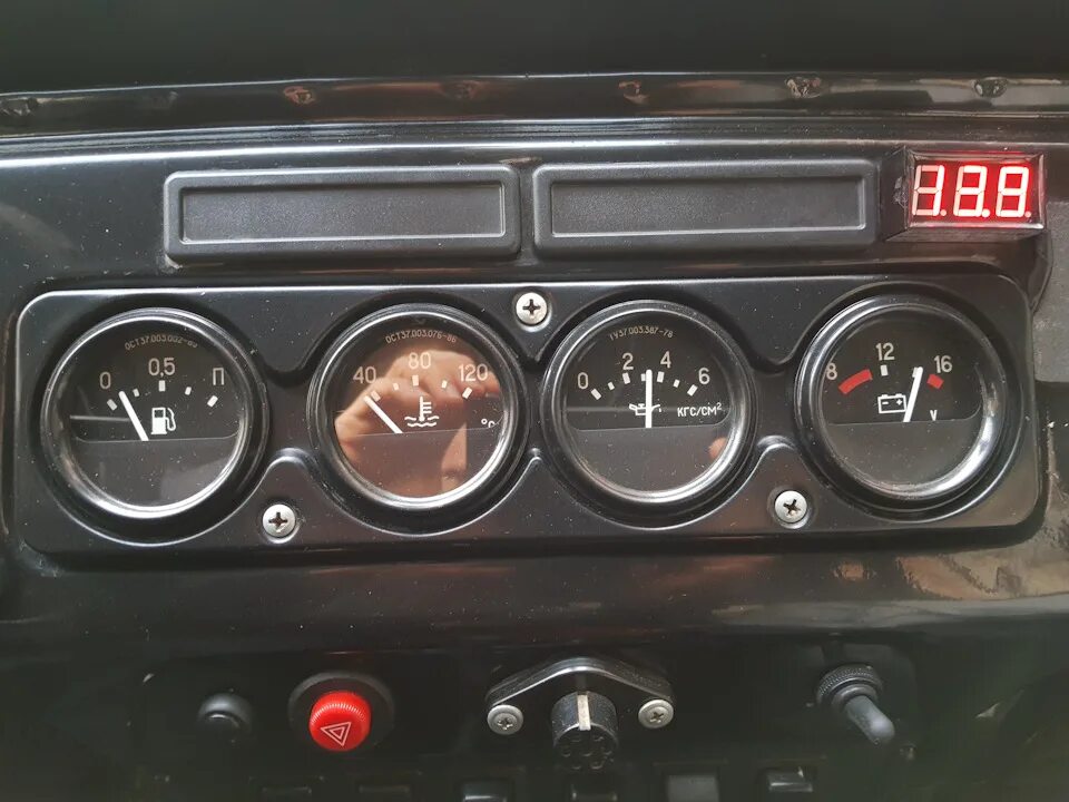 Какое давление масла уаз. Датчик давления масла мтз 80 механический. Механический датчик давления масла на уаз буханка. Датчик давления масла уаз 417. Датчик давления масла уаз 417.