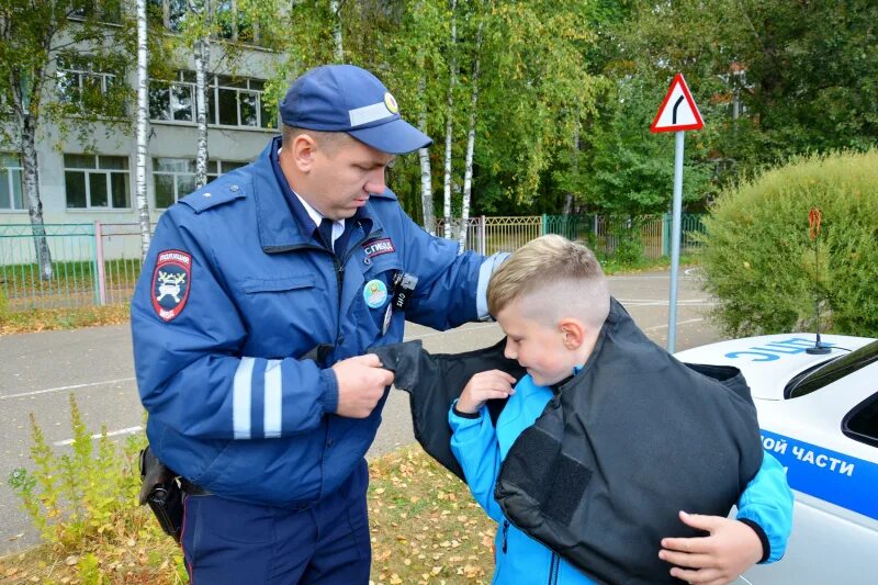 Телефон гибдд смоленск. Инспектор ГИБДД. Сотрудник ДПС. Инспектор ГАИ. Инспектора Смоленск ГИБДД.