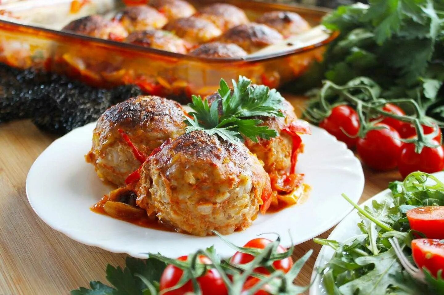 Куриные ежики с рисом в духовке. Тефтели из индейки в духовке. тефтели с индейки в духовке. тефтели с индейки в томатном соусе. тефтели мясные с рисом.