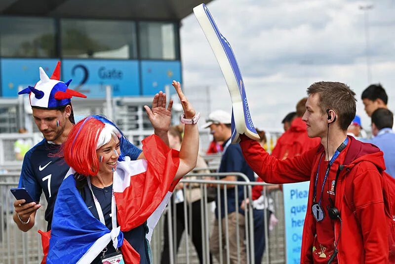 Волонтеры чемпионат. Волонтеры на ЧМ 2018 по футболу. Болельщики добровольцы. Фанаты добровольцы.