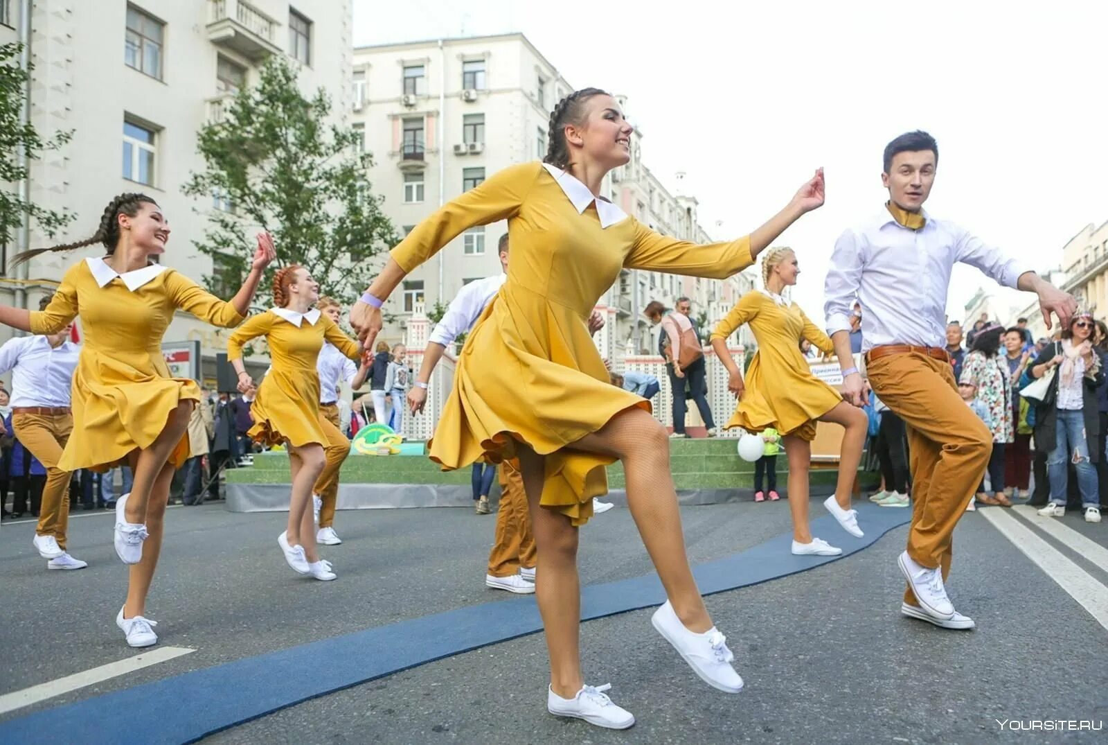 Танцы в парках москвы. Танцевальный фестиваль в москве. Танцевальный фестиваль. Коллектив современного танца. Спортивно-бальные танцы галактика оренбург.