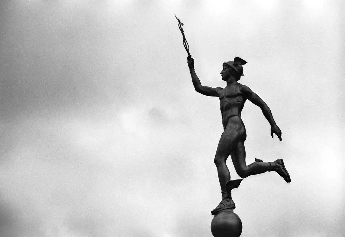 Гермес роки. Меркурий Бог статуя. Гермес статуя. Статуя Гермеса в Москве. Гермес Бог статуя.
