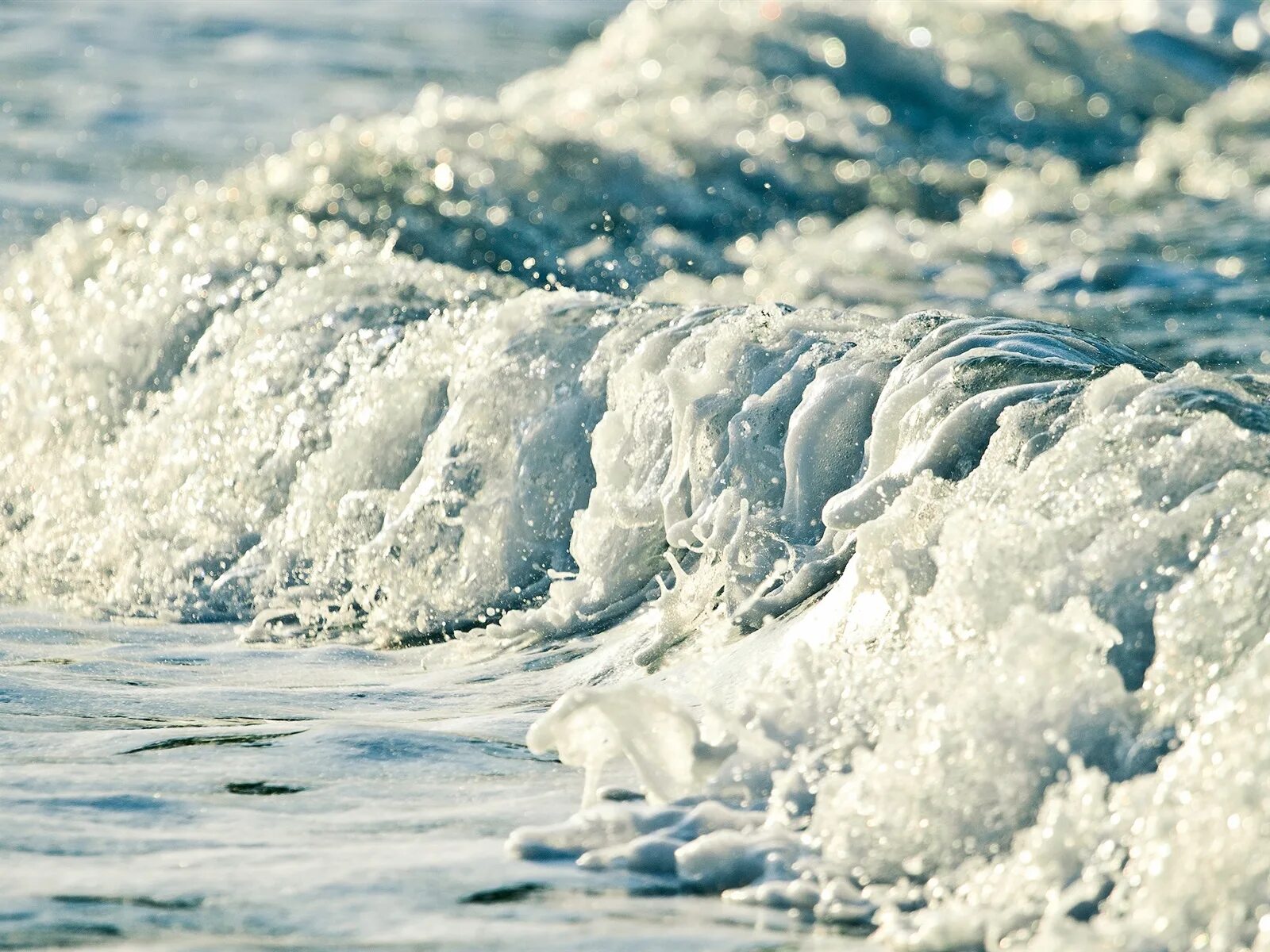 Голубое пенное море издали. Синее море белая пена. Мыло волна. Море, волны. Темно синий океан.