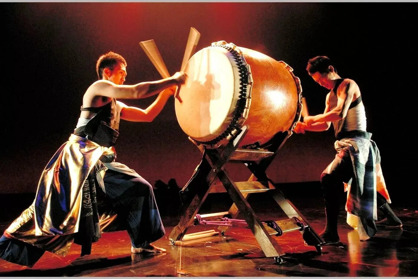 Барабан играть музыка. Японские барабаны Тайко. Барабан Тайко инструмент. Тайко японский музыкальный инструмент. Игра на барабанах Тайко.