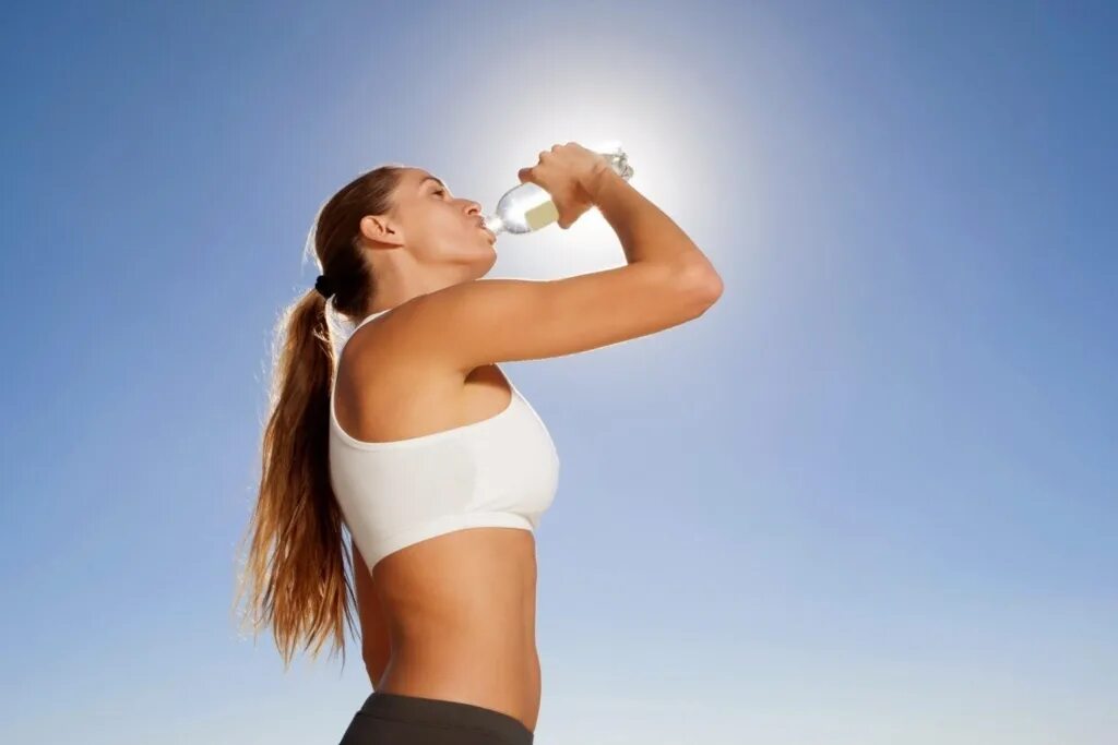 Лишний вес вода. Девушка пьет воду. Вода на тренировке. Красивая спортивная девушка пьет воду. Девушка пьет воду из стакана.